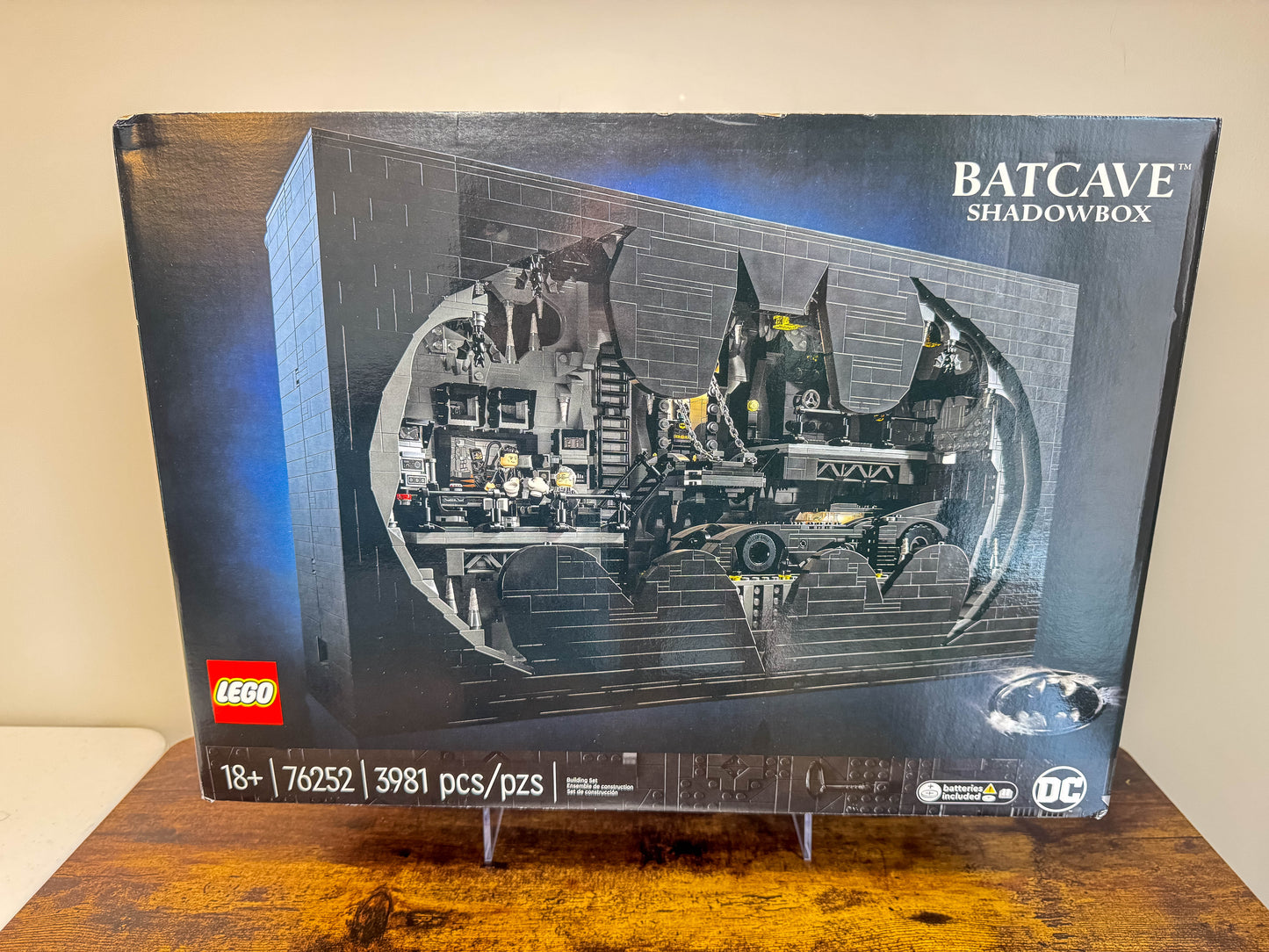 LEGO DC Comics Super Heroes Batman Returns Batcave – Shadow Box 76252