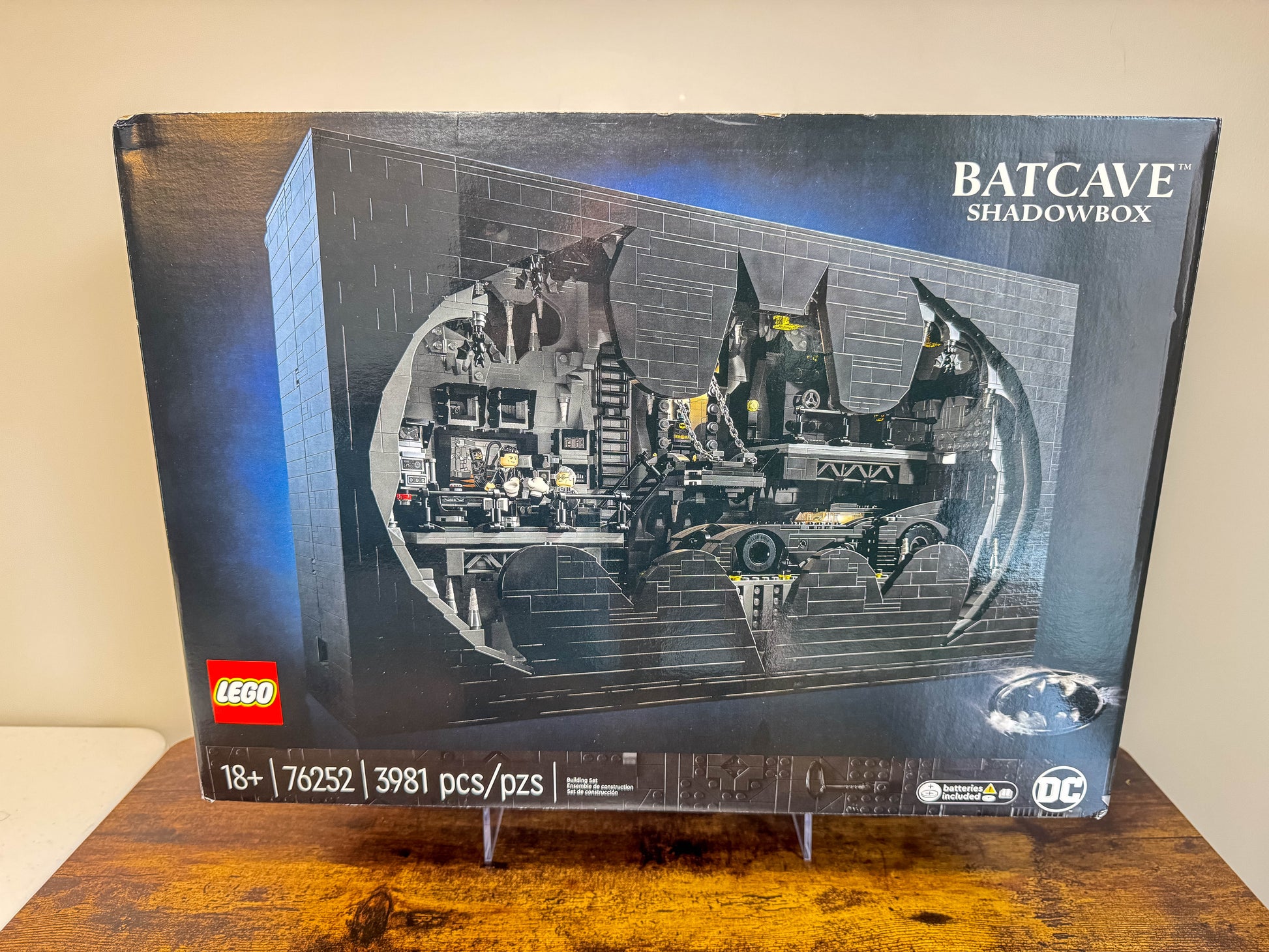 LEGO DC Comics Super Heroes Batman Returns Batcave – Shadow Box 76252