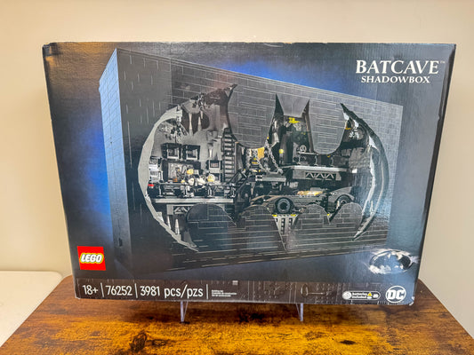 LEGO DC Comics Super Heroes Batman Returns Batcave – Shadow Box 76252