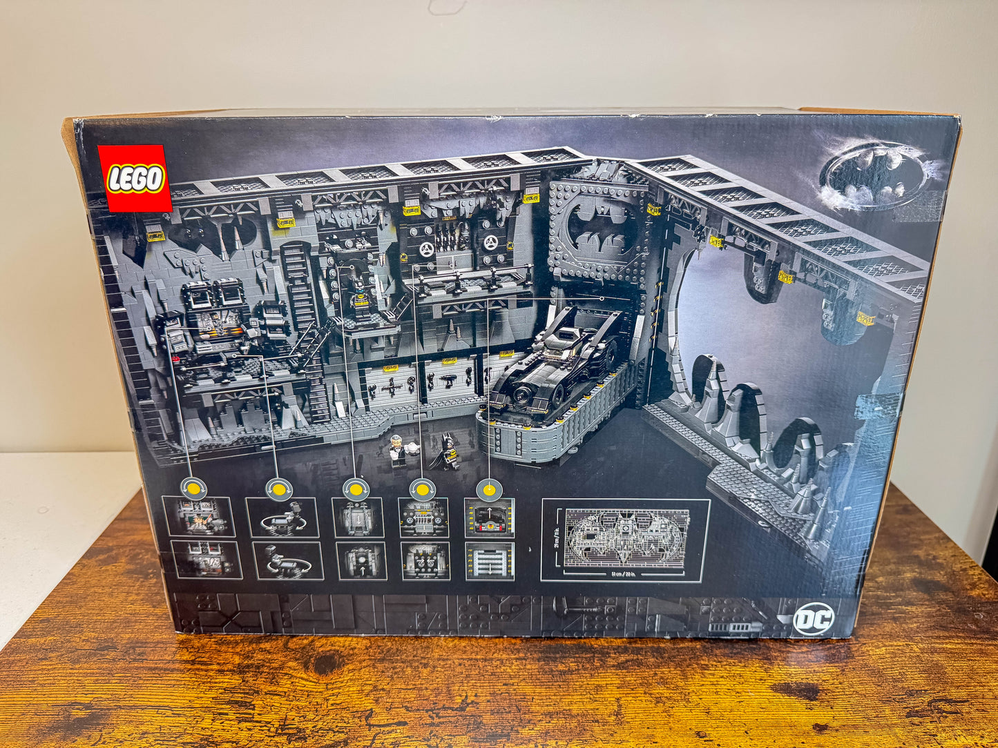 LEGO DC Comics Super Heroes Batman Returns Batcave – Shadow Box 76252